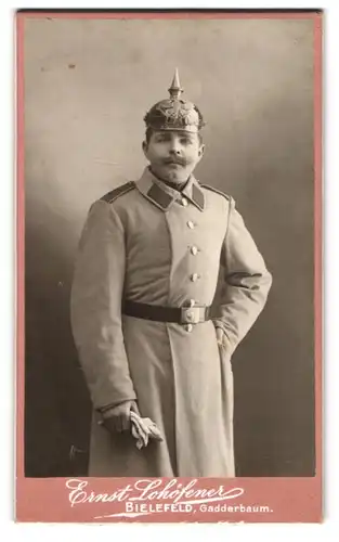 Fotografie Ernst Lohöfener, Bielefeld, Gadderbaum, Portrait Soldat in Uniformmantel mit Pickelhaube