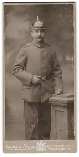 Fotografie Ludwig Holl, Mergentheim, Portrait Soldat in Feldgrau Uniform Rgt. 120 mit Pickelhaube