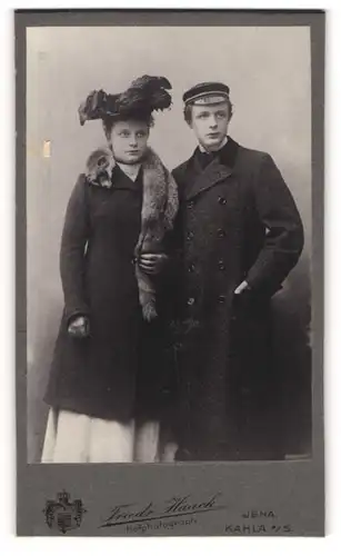 Fotografie Friedr. Haack, Jena, Portrait junges Paar im Mantel und Kleid mit echt Fuchschal