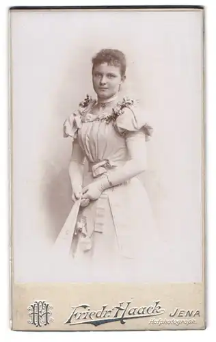 Fotografie Friedr. Haack, Jena, Portrait hübsche junge Frau im hellen Kleid mit Fächer und Blumenschmuck