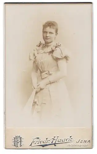 Fotografie Friedr. Haack, Jena, Portrait attraktive junge Dame im weissen Kleid mit Puffärmeln, 1898