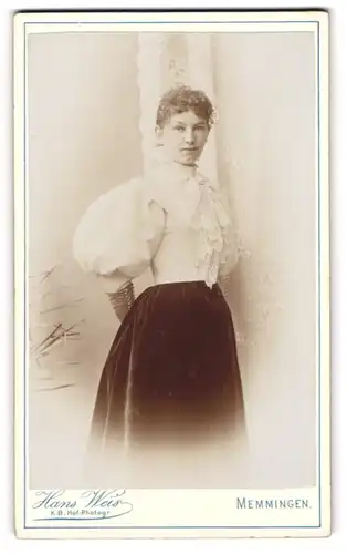 Fotografie Hans Weis, Memmingen, Portrait hübsche junge Frau Milli im Samtrock mit heller Bluse, Puffärmel