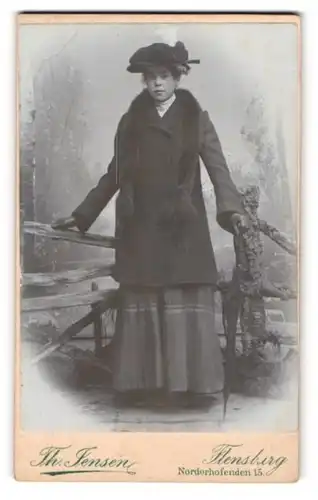 Fotografie Th. Jensen, Flensburg, Norderhofenden 15, Portrait junge Dame im Kleid mit Mantel und Pelzschal