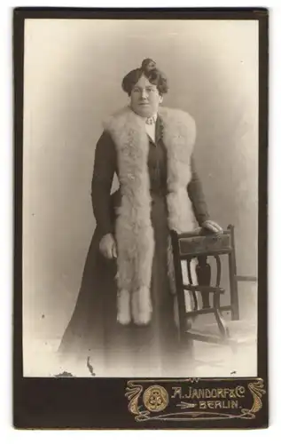 Fotografie A. Jandorf & Co., Berlin, Portrait Dame im dunklen Kleid mit langer Pelzstola
