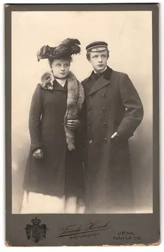 Fotografie Friedr. Haack, Jena, Portrait junges Paar im Tweedmantel und dunklem Kleid mit Echt Fuchsstola