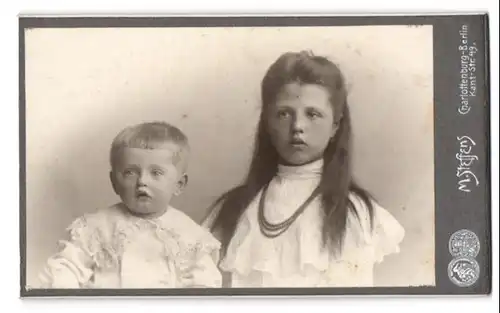Fotografie M. Steffens, Charlottenburg, Kant-Str. 49, Portrait zwei niedliche Kinder in weissen Kleidern mit langen Haare