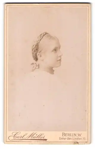 Fotografie Carl Müller, Berlin, Unter den Linden 15, Portrait blondes Mädchen mit geflochtenen Haaren im Jugendstil