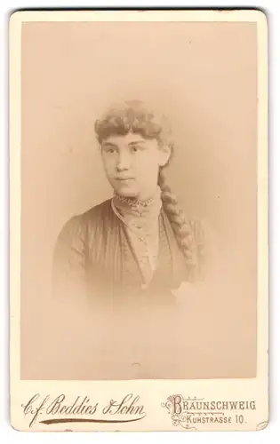 Fotografie C. F. Beddiens & Sohn, Braunschweig, Portrait junges Mädchen im Kleid mit geflochtenem Zopf