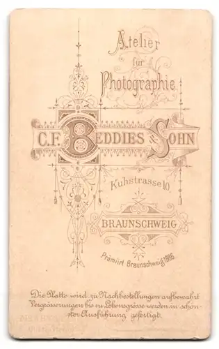 Fotografie C. F. Beddiens & Sohn, Braunschweig, Portrait junges Mädchen im Kleid mit geflochtenem Zopf