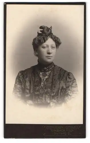 Fotografie German Gober, Simbach a. Inn, Dultstr. 2, Portrait Dame in seidener Bluse mit hochgebundenen Haaren