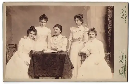Fotografie Friedr. Haack, Jena, Portrait fünf junge Damen in hellen Kleidern mit Locken und Dutt