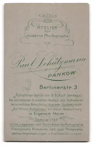 Fotografie P. Schützmann, Pankow, Berliner-Str. 3, Mann im feinen Anzug mit Fliege und Kaiser Wilhelm Bart