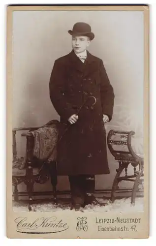 Fotografie Carl Kuntze, Leipzig, Eisenbahnstr. 47, Portrait junger Mann im Mantel mit Melone und Flanierstock