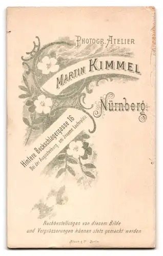 Fotografie M. Kimmel, Nürnberg, Mann im Anzug mit Fliege und langem Zwirbelbart, Kurzhaarfrisur