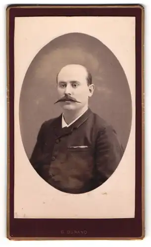 Fotografie G. Durand, Chalons-sur-Marne, Portrait Franzose im Anzug mit gezwirbeltem Schnauzer