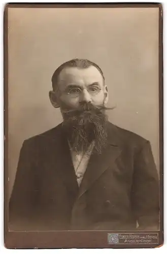 Fotografie Eugen Hoppe, Angermünde, Portrait älterer Herr im Anzug mit Vollbart und Brille