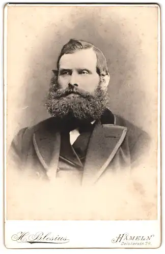 Fotografie H. Blesoius, Hameln, Deisterstr. 74, Portrait älterer Herr im Anzug mit Karl-Marx Bart