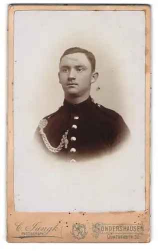 Fotografie C. Jungk, Sondershausen, Guntherstrasse 30, Soldat in Uniform mit fixierter Schützenschnur