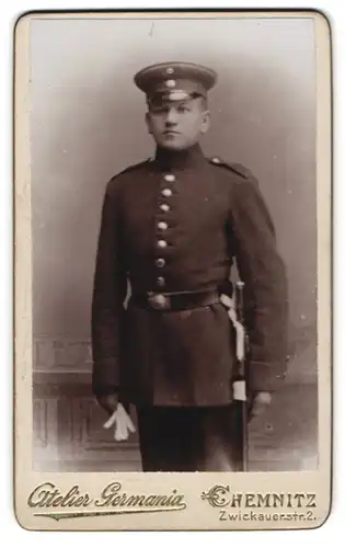 Fotografie Atelier Germania, Chemnitz, Zwickauerstrasse 2, Soldat in Uniform mit Schirmmütze