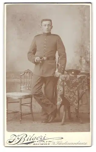 Fotografie I. Bilgeri, Lindau, Karolinenschanze, Junger Soldat in Uniform mit Zigarette in der Hand