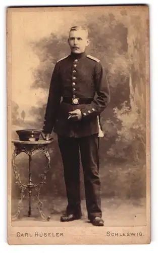 Fotografie Carl Huseler, Schleswig, Stadtweg 147, Soldat in Uniform mit Portepee am Bajonett