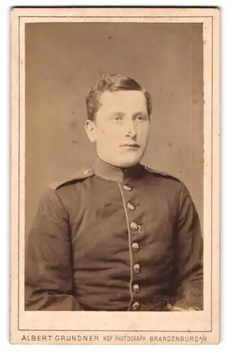 Fotografie Albert Grundner, Brandenburg /Havel, Hauptstrasse 19, Junger Soldat in Uniform