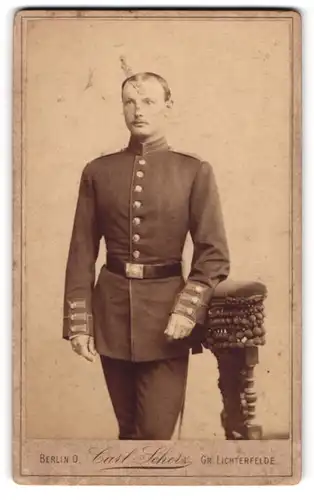 Fotografie Carl Scherz, Berlin, Holzmarktstrasse 71, Soldat in Gardeuniform an einen Stuhl lehnend