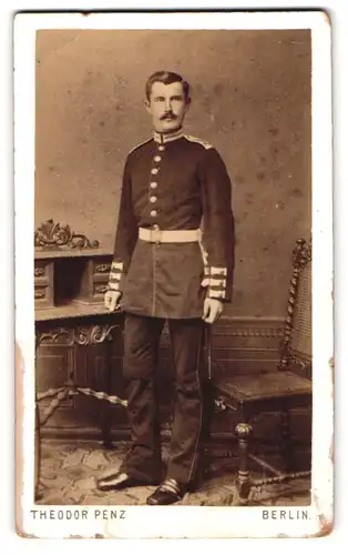 Fotografie Theodor Penz, Berlin, Münzstrasse 14, Soldat in Gardeuniform im Ganzkörperportrait