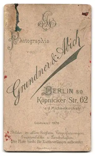 Fotografie Grundner & Abich, Berlin, Köpenicker Strasse 62, Soldat mit kindlichem Gesicht in Uniform