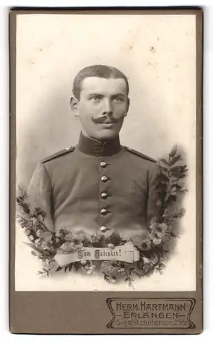 Fotografie Herm. Härtmann, Erlangen, Sieglitzhoferstrasse 2 1 /2, Junger Soldat in Uniform mit Blumenkranz