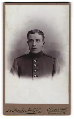 Fotografie A. Gieseler Nachfolg., Ingolstadt, Milchstrasse 14, Junger Soldat in Uniform mit glasklaren Augen