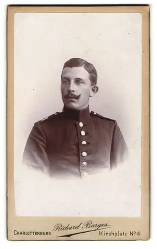 Fotografie Richard Berger, Berlin-Charlottenburg, Kirchplatz 4, Soldat mit langem Gesicht in Uniform