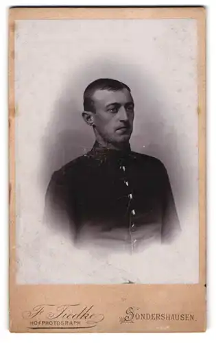 Fotografie F. Tiedke, Sondershausen, Marienstrasse 50, Soldat in Uniform mit neutralem Blick