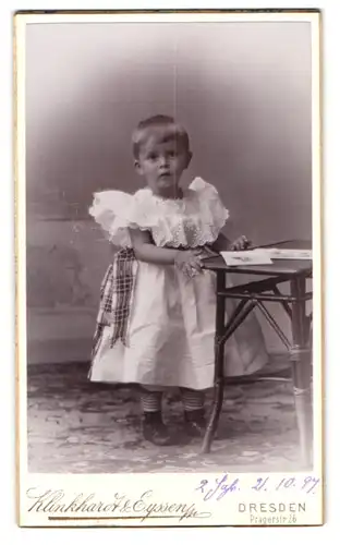 Fotografie Klinkhardt & Eyssen, Dresden, Pragerstrasse 26, Kleines Kind im weissen Kleidchen