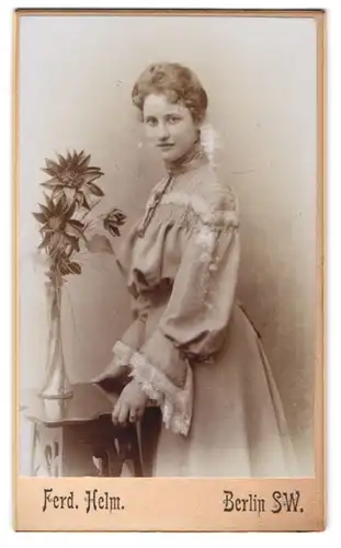 Fotografie Ferd. Helm, Berlin S.W., Junge Dame in spitzenbesetztem Kleid