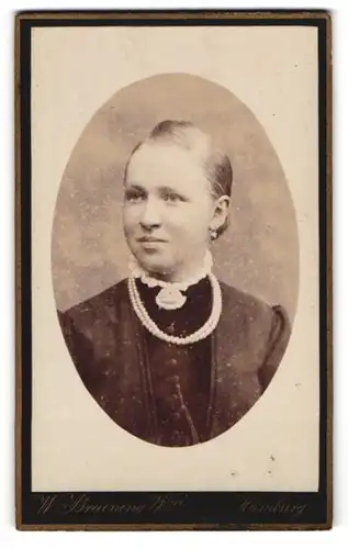 Fotografie W. Breuning, Hamburg, Berg-Strasse 26, Lächelnde junge Frau mit Perlenkette