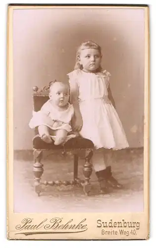 Fotografie Paul Behnke, Studenburg, Breite Weg 40, Kleines Mädchen im Sommerkleid und Baby auf einem Stuhl