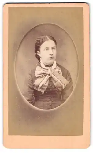 Fotografie Lyonnaise, Baudy, Junge Frau mit gewellten Haaren und grosser Halsschleife