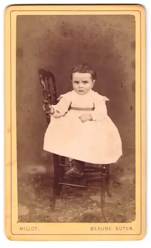 Fotografie Millot, Beaune, Avenue de la Gare, Grimmig guckendes Kleinkind im Taufkleid