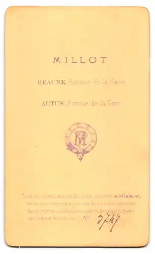 Fotografie Millot, Beaune, Avenue de la Gare, Grimmig guckendes Kleinkind im Taufkleid