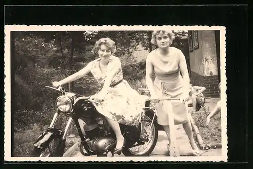 Foto-AK Zwei Frauen mit Motorrad IFA-MZ 125 und Roller