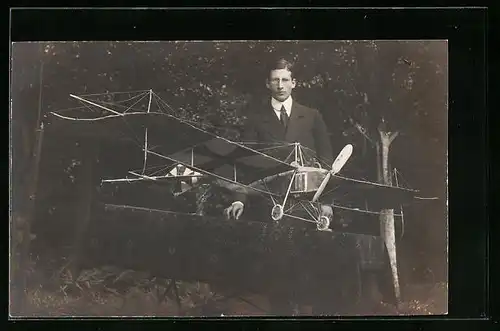 Foto-AK Modisch gekleideter Herr mit seinem Modellflugzeug, Eisernes Kreuz