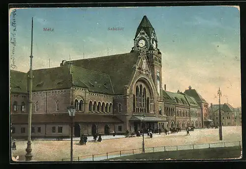 AK Metz, Bahnhof mit Passanten auf dem Vorplatz