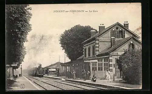 AK Nogent-sur-Vernisson, La Gare, Bahnhof mit einfahrender Eisenbahn