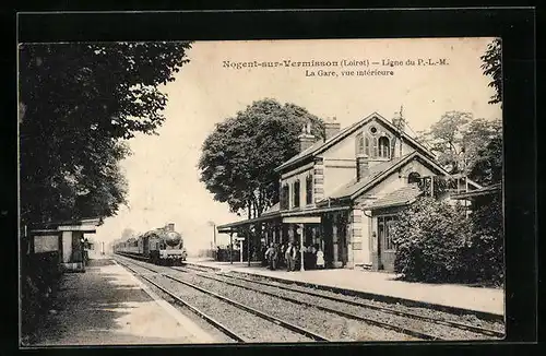 AK Nogent-sur-Vermisson, La Gare, vue intérieure, Bahnhof mit Eisenbahn