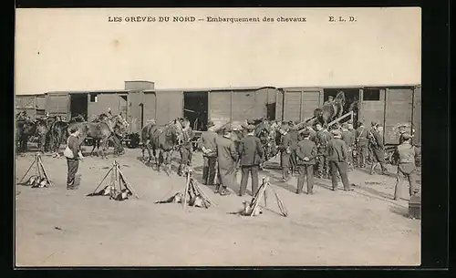 AK Denain, Embarquement des chevaux, Arbeiter beim Verladen von Pferden in eine Eisenbahn