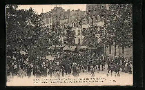 AK Vincennes, La Rue de Paris en face le Fort, La foule et la rentrée des Troupes après une Revue