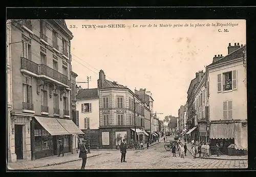 AK Ivry-sur-Seine, La rue de la Mairie prise de la place de la République