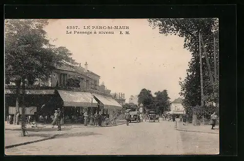 AK Le Parc-St-Maur, Le Passage à niveau