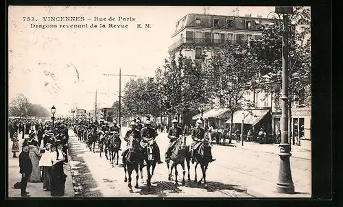 AK Vincennes, Rue de Paris, Dragons revenant de la Revue